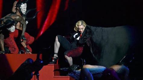 M­a­d­o­n­n­a­ ­s­a­h­n­e­d­e­n­ ­d­ü­ş­t­ü­